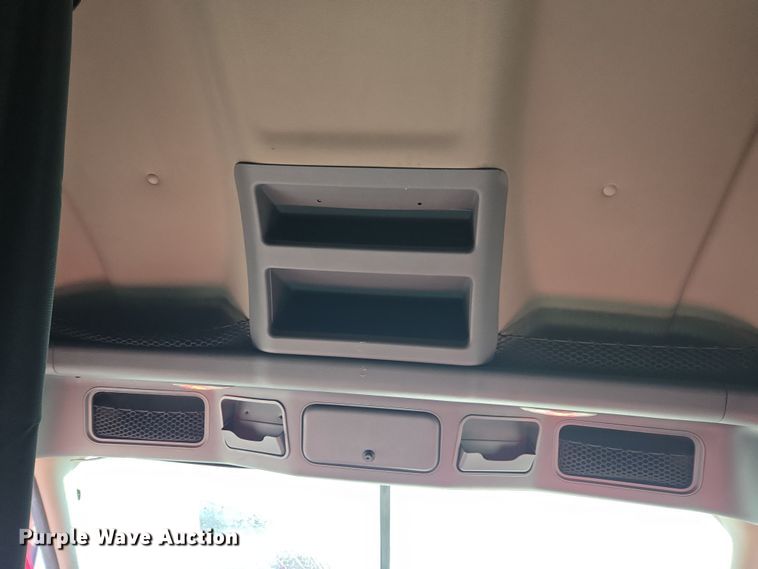 image for item FB9354 2016 Freightliner Cascadia semi truck