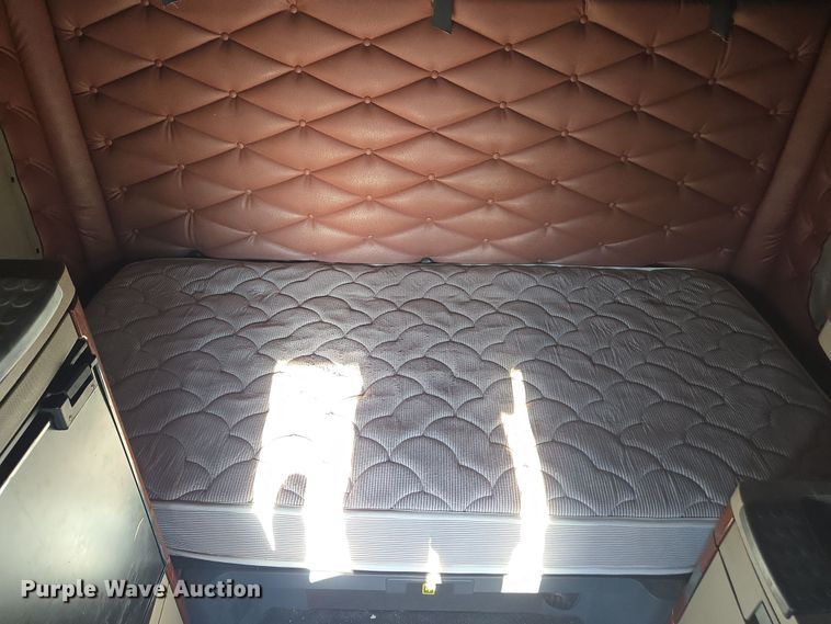 image for item FB9354 2016 Freightliner Cascadia semi truck