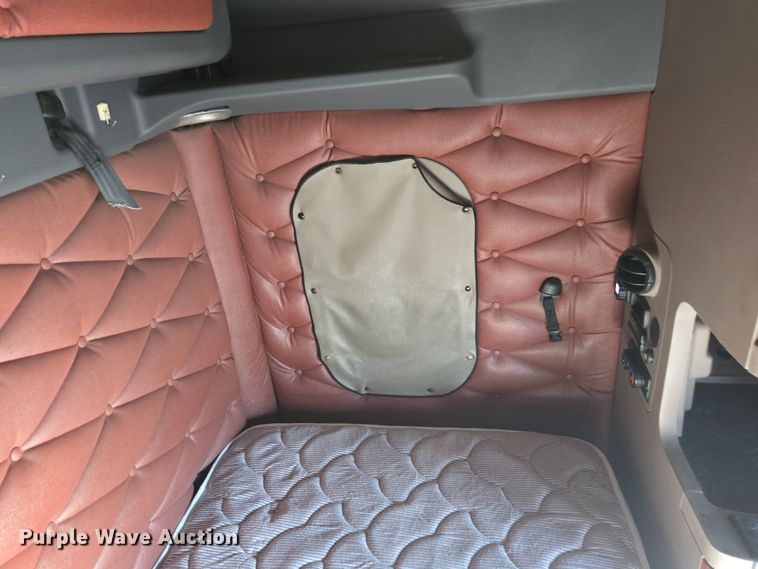 image for item FB9354 2016 Freightliner Cascadia semi truck