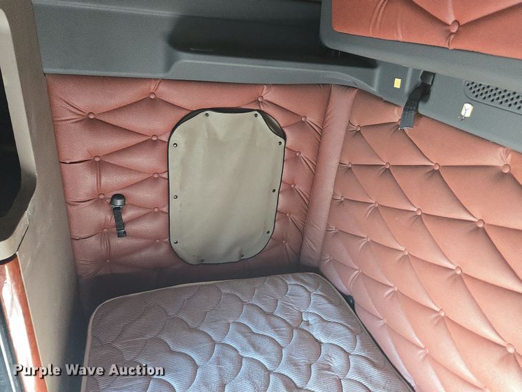 image for item FB9354 2016 Freightliner Cascadia semi truck