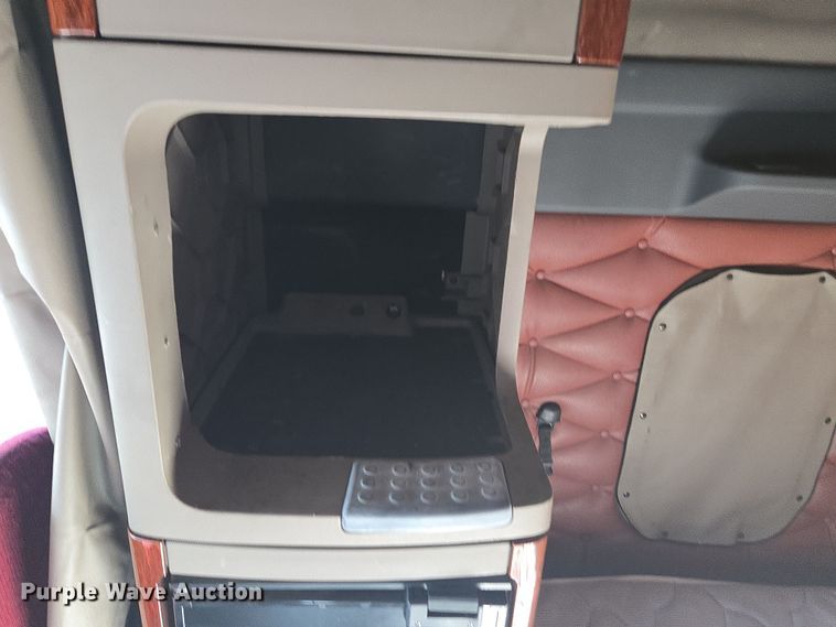 image for item FB9354 2016 Freightliner Cascadia semi truck