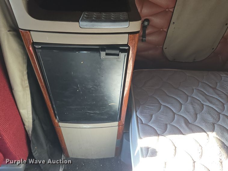 image for item FB9354 2016 Freightliner Cascadia semi truck