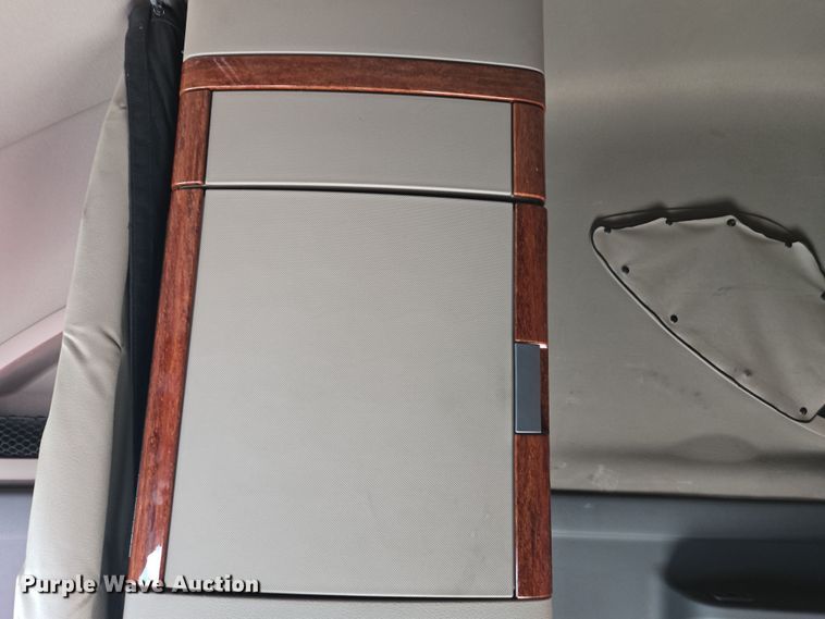 image for item FB9354 2016 Freightliner Cascadia semi truck