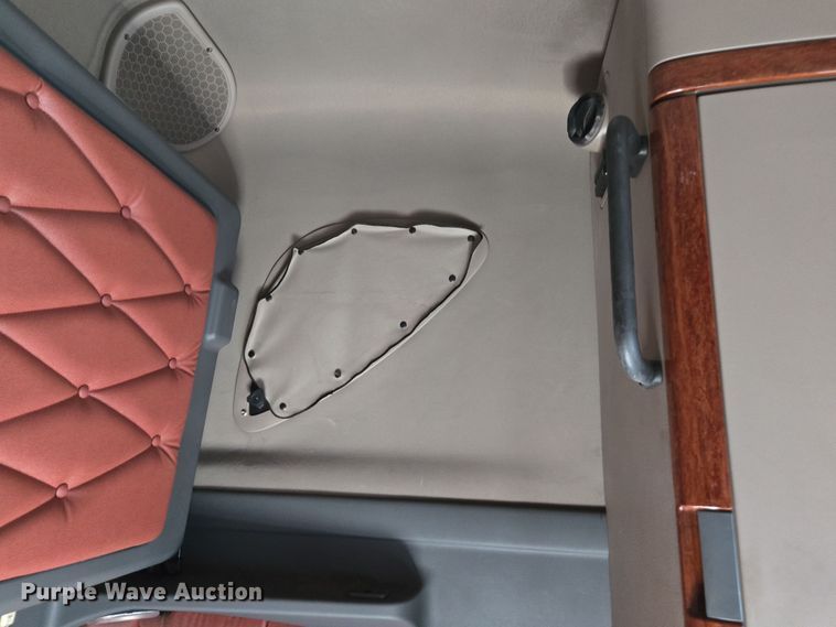 image for item FB9354 2016 Freightliner Cascadia semi truck