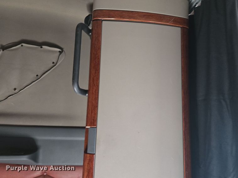 image for item FB9354 2016 Freightliner Cascadia semi truck