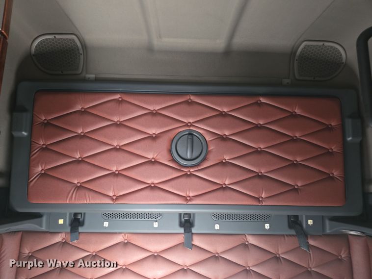 image for item FB9354 2016 Freightliner Cascadia semi truck