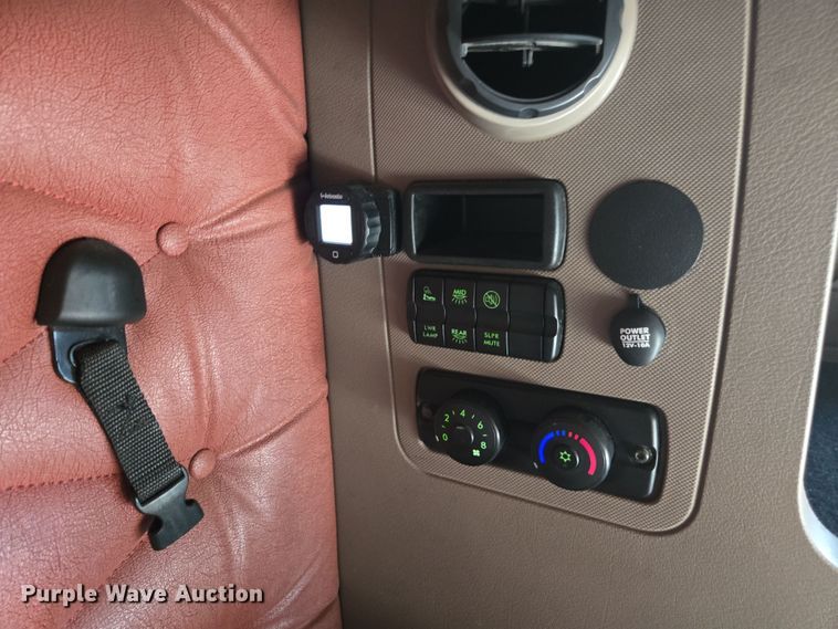 image for item FB9354 2016 Freightliner Cascadia semi truck