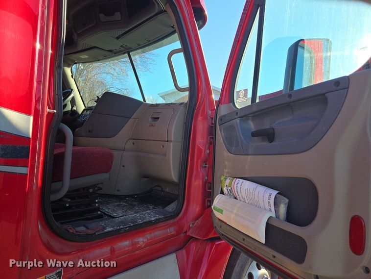 image for item FB9354 2016 Freightliner Cascadia semi truck