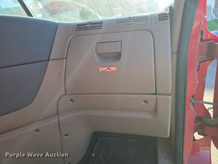 image for item FB9354 2016 Freightliner Cascadia semi truck