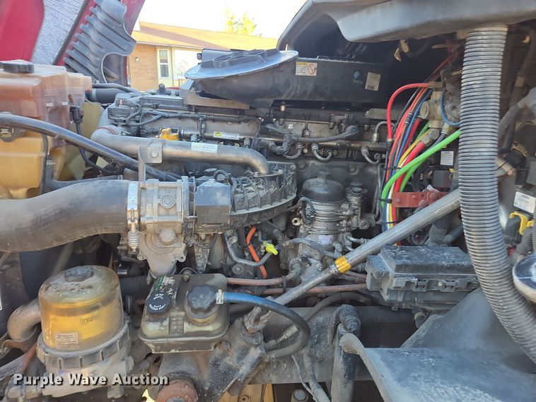 image for item FB9354 2016 Freightliner Cascadia semi truck