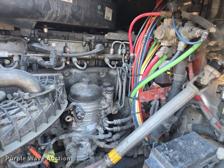 image for item FB9354 2016 Freightliner Cascadia semi truck