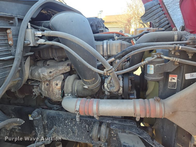 image for item FB9354 2016 Freightliner Cascadia semi truck