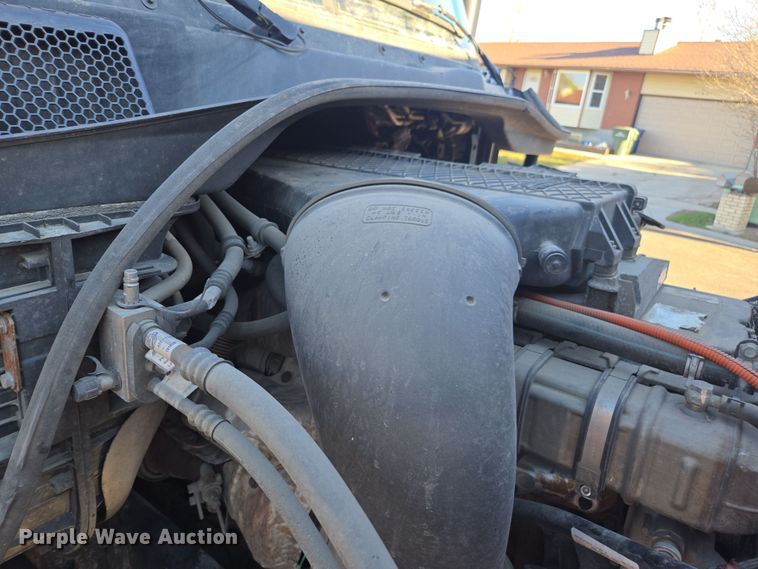 image for item FB9354 2016 Freightliner Cascadia semi truck