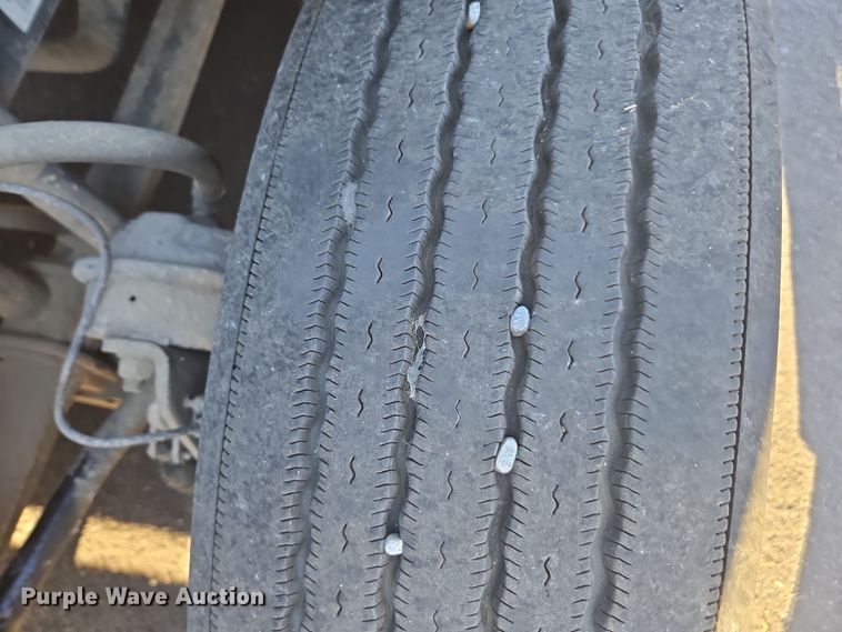 image for item FB9354 2016 Freightliner Cascadia semi truck