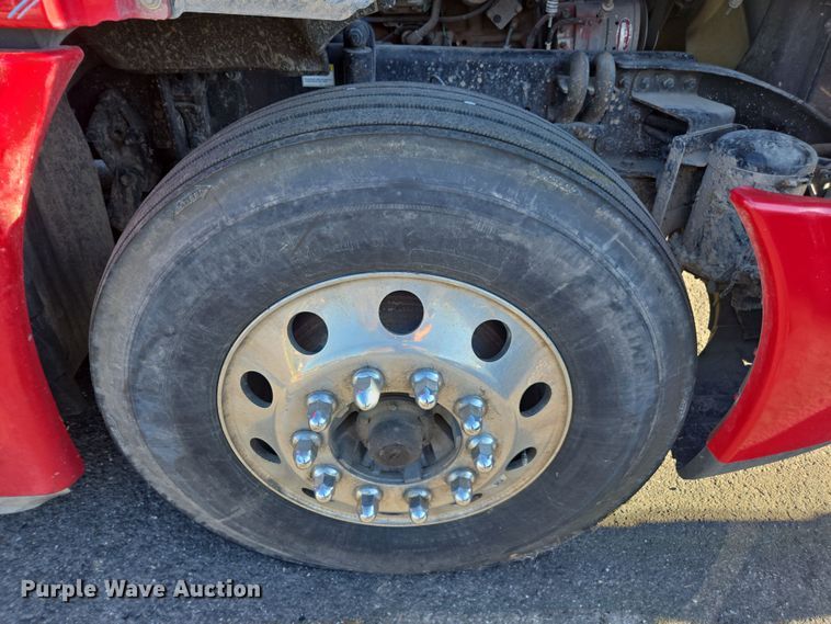 image for item FB9354 2016 Freightliner Cascadia semi truck