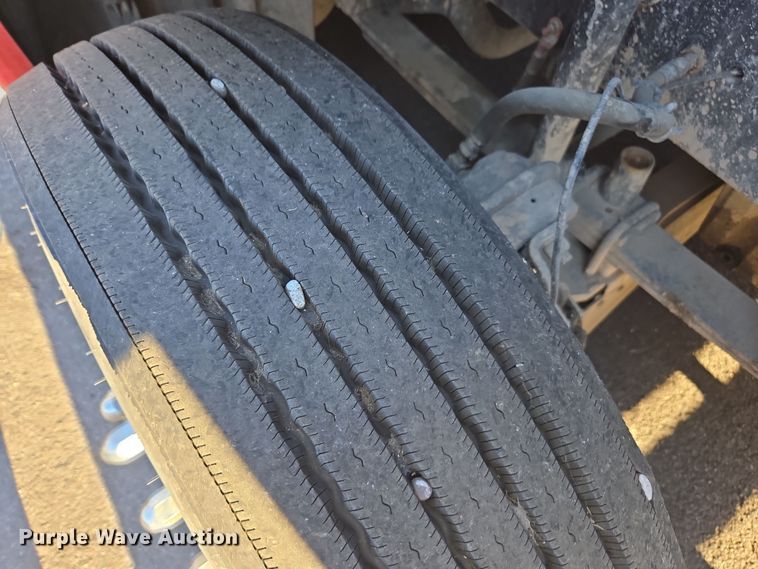 image for item FB9354 2016 Freightliner Cascadia semi truck