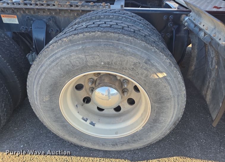 image for item FB9354 2016 Freightliner Cascadia semi truck