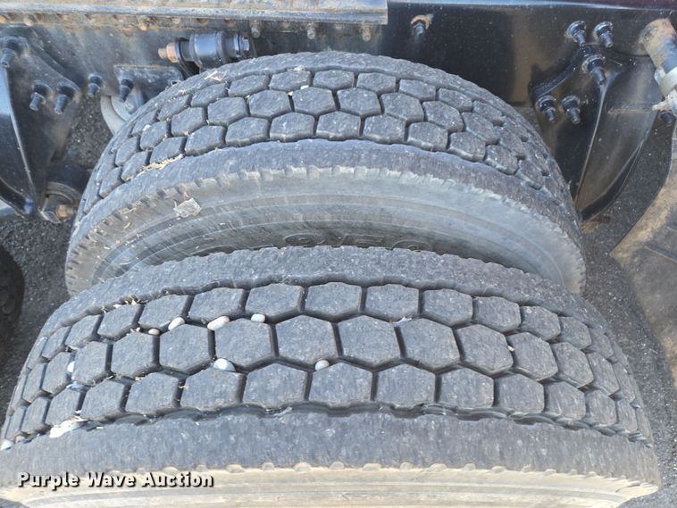 image for item FB9354 2016 Freightliner Cascadia semi truck