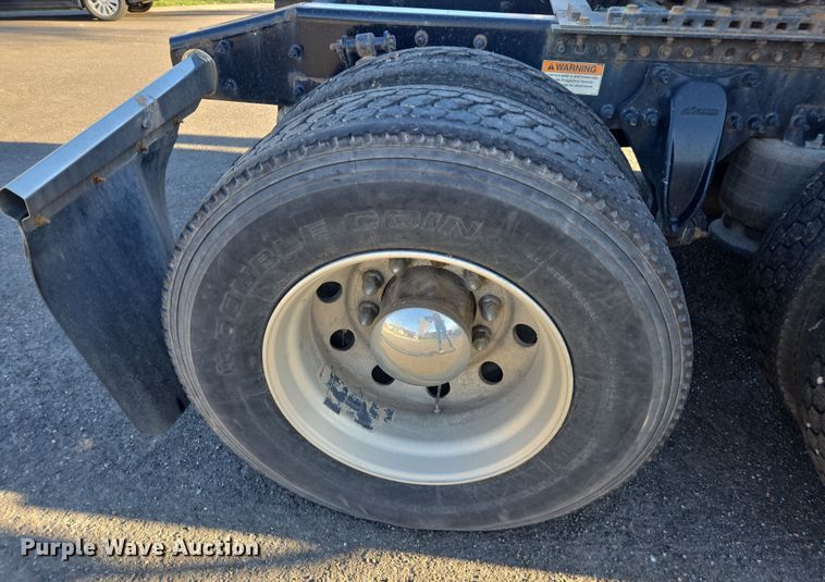 image for item FB9354 2016 Freightliner Cascadia semi truck