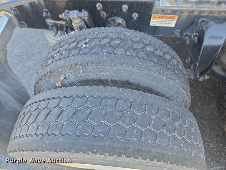 image for item FB9354 2016 Freightliner Cascadia semi truck