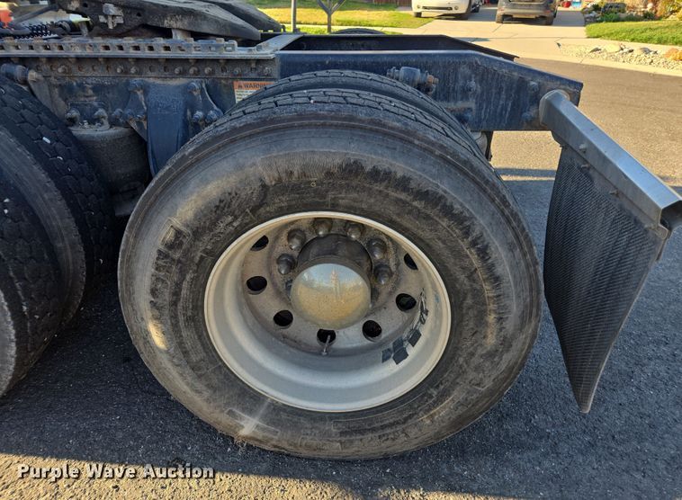 image for item FB9354 2016 Freightliner Cascadia semi truck