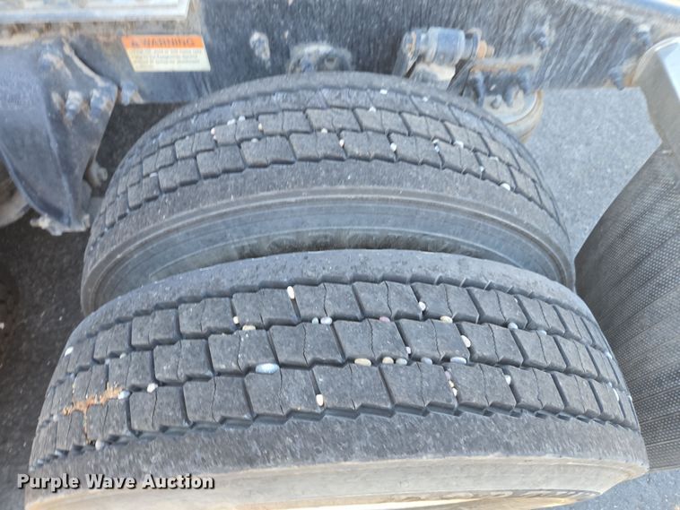 image for item FB9354 2016 Freightliner Cascadia semi truck