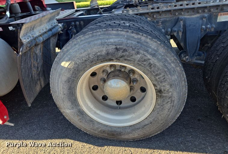 image for item FB9354 2016 Freightliner Cascadia semi truck