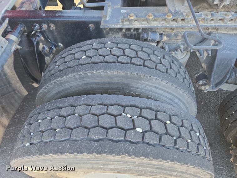 image for item FB9354 2016 Freightliner Cascadia semi truck