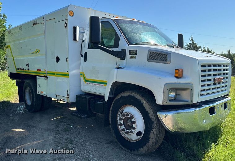 image for item ND9763 2009 GMC C6500 chipper truck