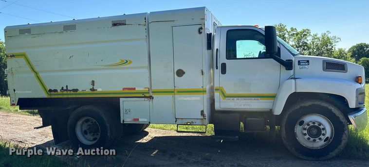 image for item ND9763 2009 GMC C6500 chipper truck
