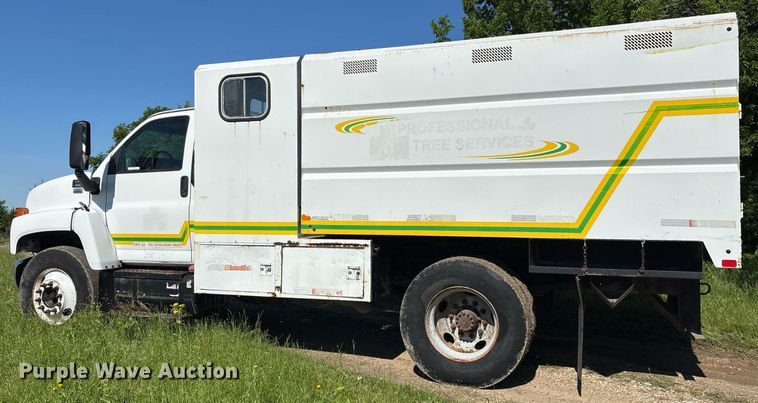 image for item ND9763 2009 GMC C6500 chipper truck