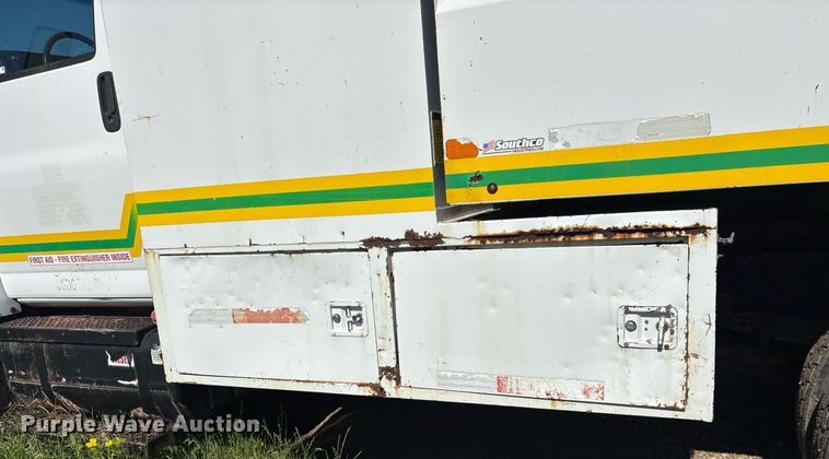 image for item ND9763 2009 GMC C6500 chipper truck