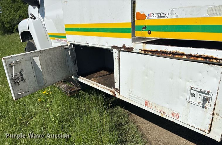 image for item ND9763 2009 GMC C6500 chipper truck