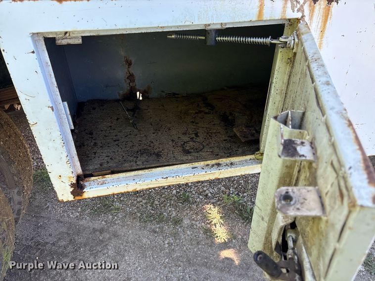 image for item ND9763 2009 GMC C6500 chipper truck