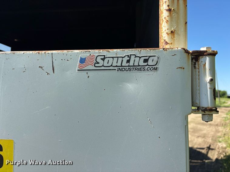 image for item ND9763 2009 GMC C6500 chipper truck