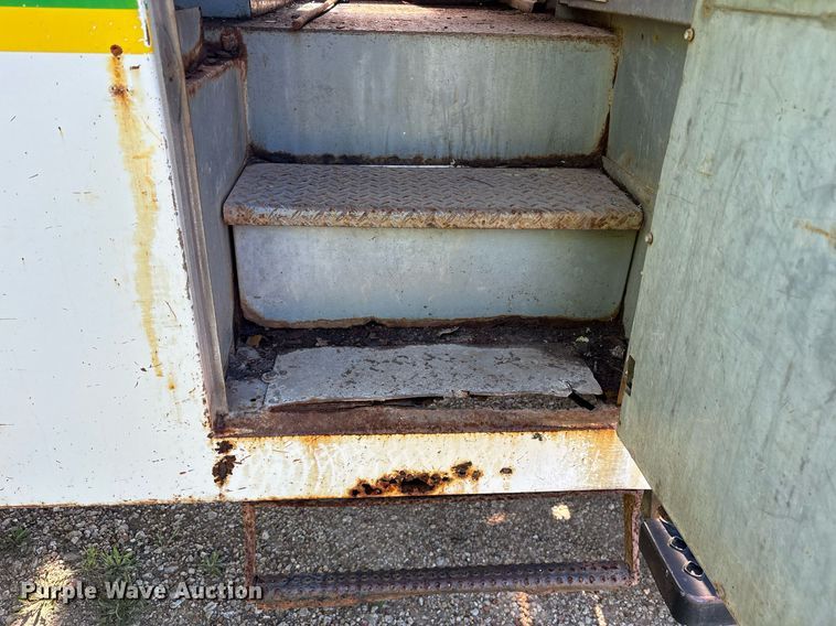 image for item ND9763 2009 GMC C6500 chipper truck