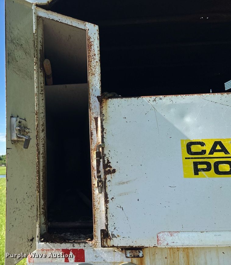 image for item ND9763 2009 GMC C6500 chipper truck