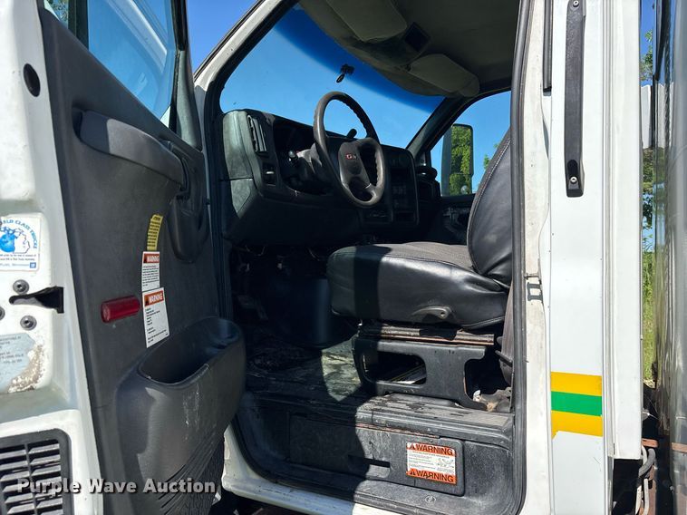 image for item ND9763 2009 GMC C6500 chipper truck