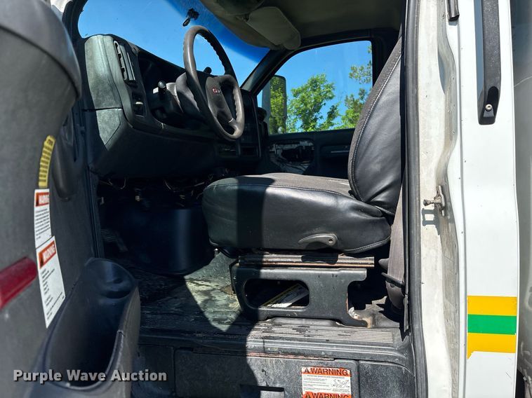 image for item ND9763 2009 GMC C6500 chipper truck