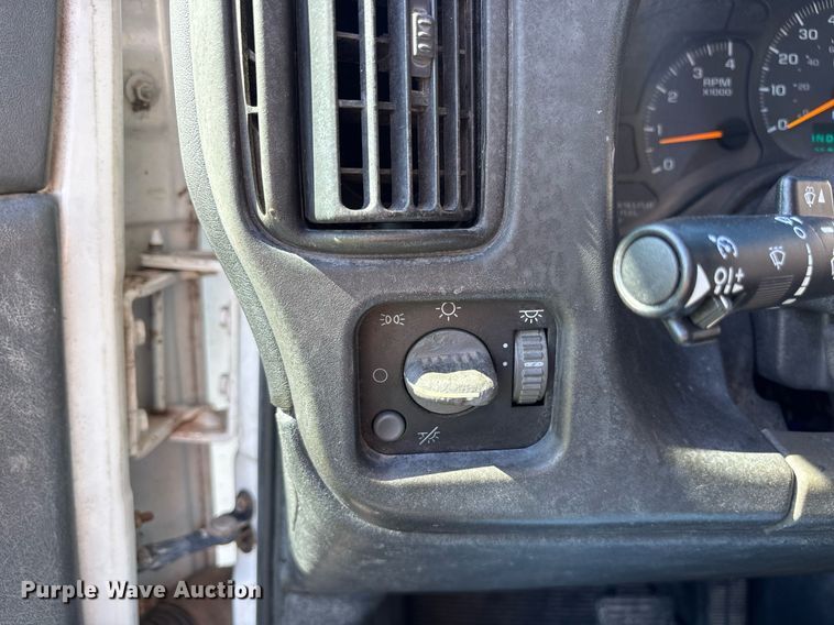 image for item ND9763 2009 GMC C6500 chipper truck