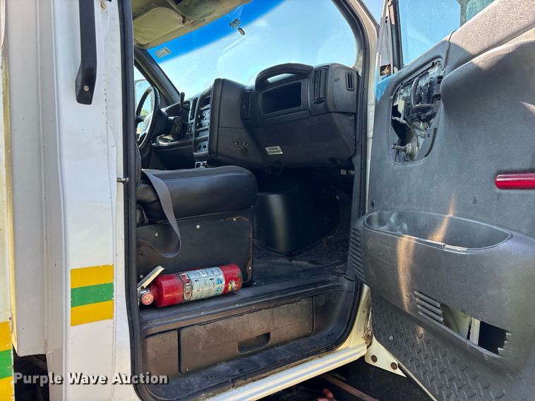 image for item ND9763 2009 GMC C6500 chipper truck