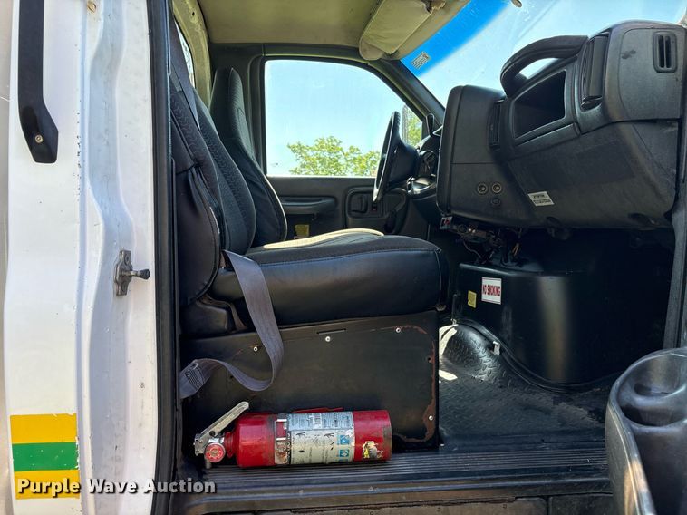 image for item ND9763 2009 GMC C6500 chipper truck