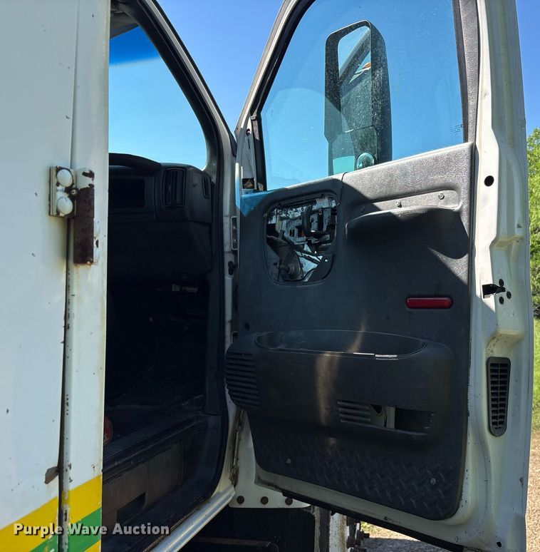 image for item ND9763 2009 GMC C6500 chipper truck