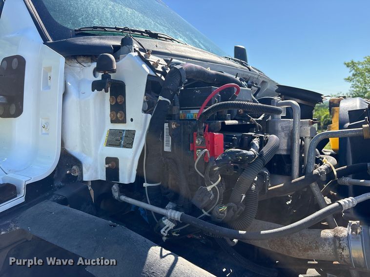 image for item ND9763 2009 GMC C6500 chipper truck