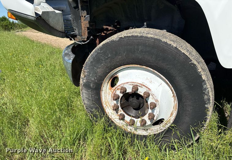 image for item ND9763 2009 GMC C6500 chipper truck