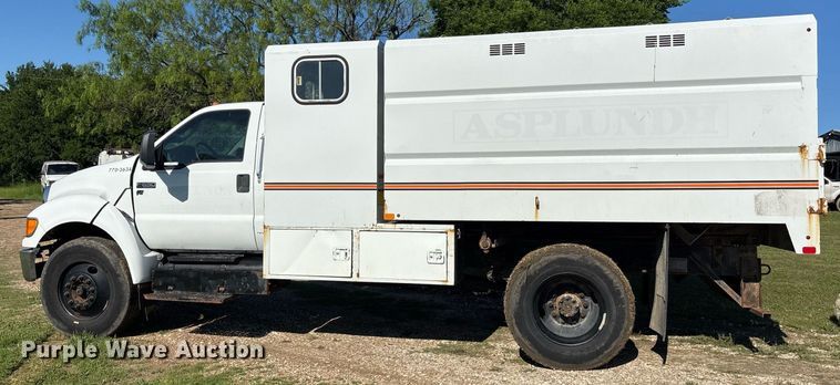 image for item ND9764 2013 Ford F650 Super Duty XL chipper truck