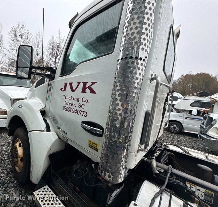 image for item YA0138 2017 Kenworth T880 semi truck