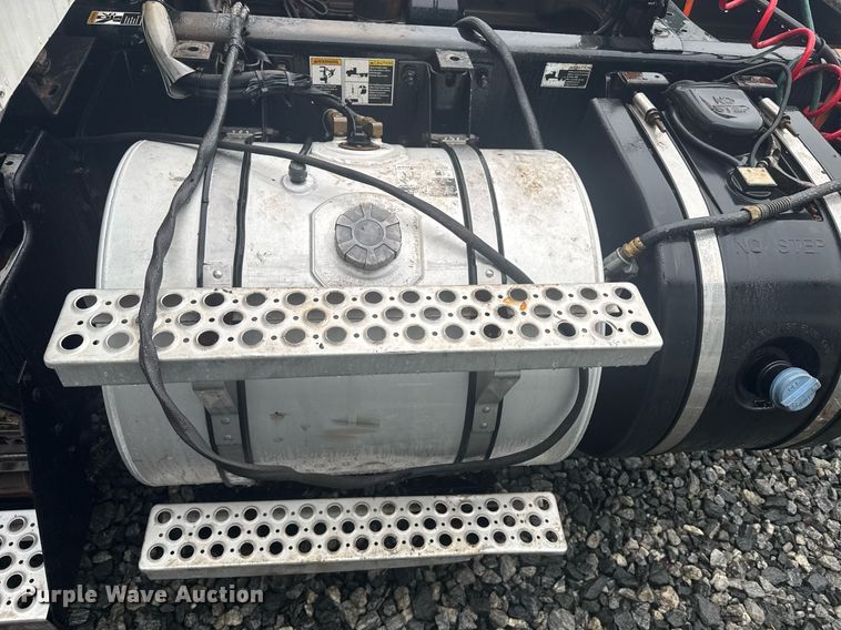 image for item YA0138 2017 Kenworth T880 semi truck