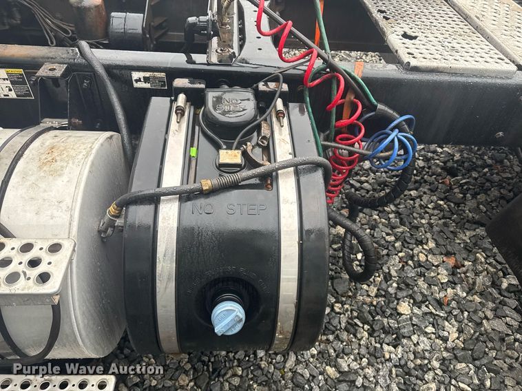 image for item YA0138 2017 Kenworth T880 semi truck