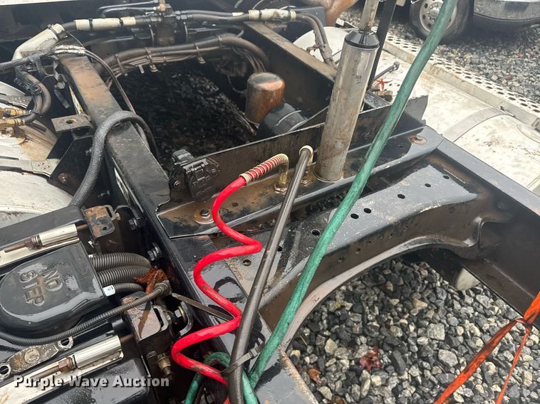 image for item YA0138 2017 Kenworth T880 semi truck